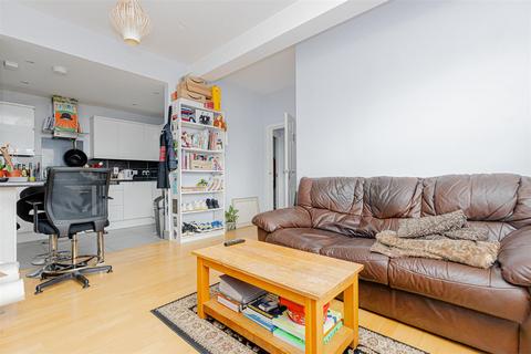 2 bedroom flat for sale, City View House, Bethnal Green Road, London