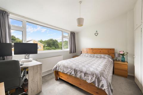 8 Dirdene Close, Epsom, KT17 4AY