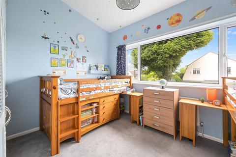 8 Dirdene Close, Epsom, KT17 4AY