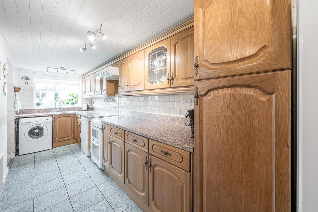 Bromley Lane, Kingswinford, DY6 8TS 2 bed semidetached house for sale