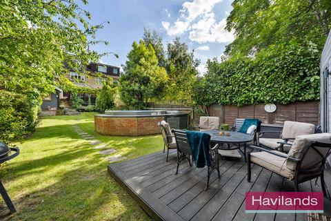 4 bedroom semi-detached house for sale, The Alders, London