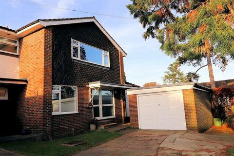 3 bedroom semi-detached house to rent, Kendal Avenue, Epping