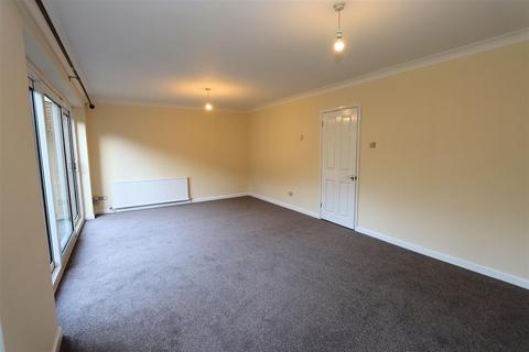 3 bedroom semi-detached house to rent, Kendal Avenue, Epping