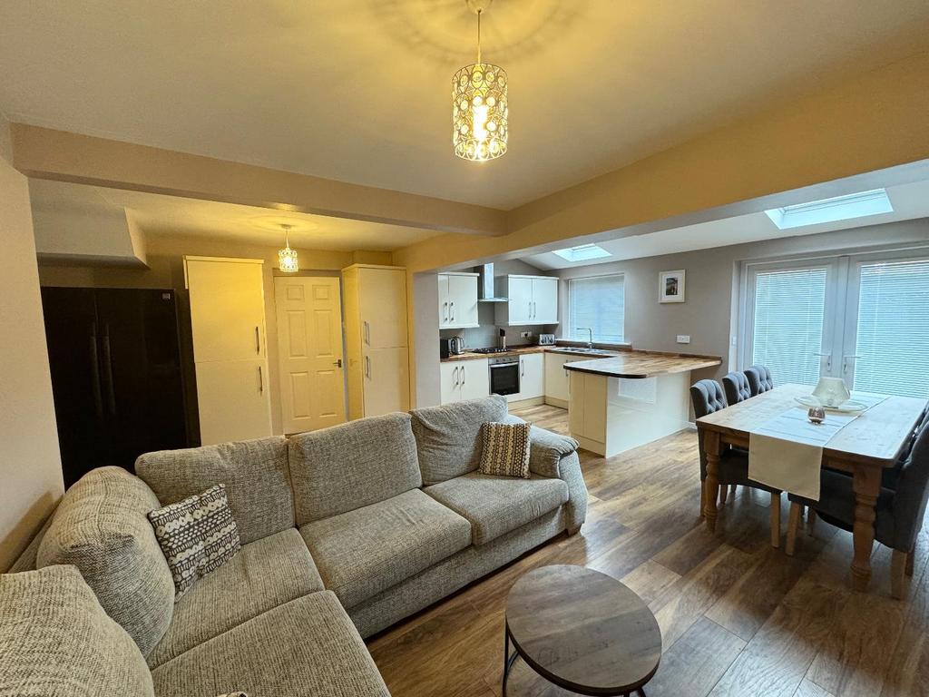 Open plan kitchen/dining/family room