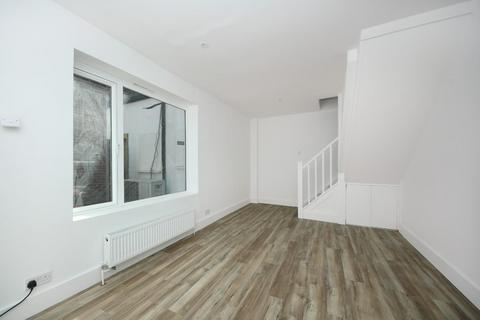 1 bedroom flat for sale, The Avenue, West Ealing