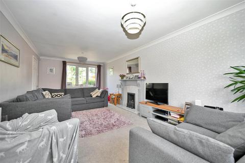 4 bedroom detached house to rent, Cricketers Green, Yeadon, Leeds, West Yorkshire