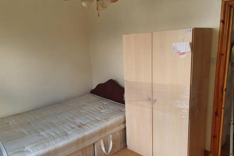 Studio to rent, Belmont Park Road, London E10