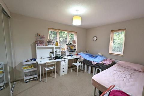 2 bedroom apartment to rent, The Rowans, Woking GU22