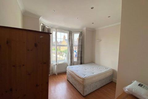 3 bedroom flat to rent, Tooting Bec Road, Tooting Bec, London, SW17