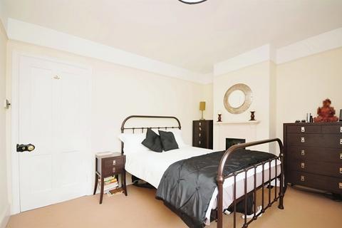 14 Barfields, Bletchingley, Redhill, RH1 4RA