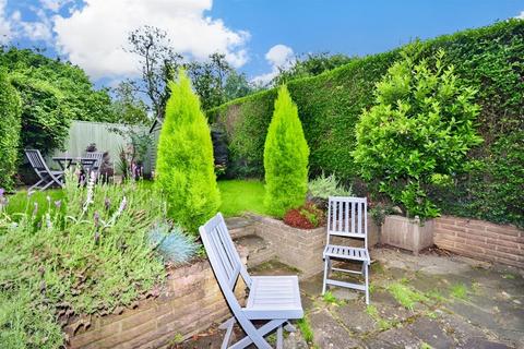 14 Barfields, Bletchingley, Redhill, RH1 4RA