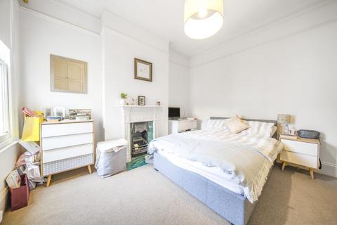 2 bedroom apartment to rent, Boundaries Road London SW12