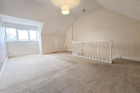 3 bedroom flat to rent, Oakleigh Park Drive, Leigh-on-Sea, Essex
