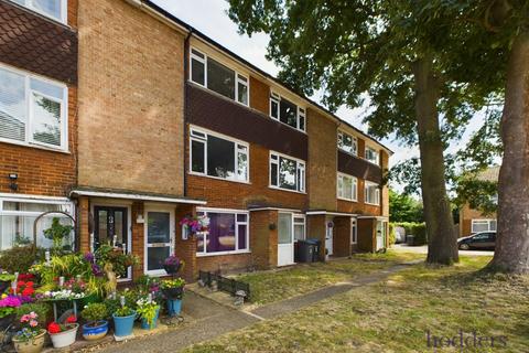4 Beech Grove, Addlestone, KT15 1QQ