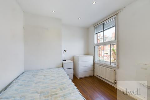 4 bedroom end of terrace house to rent, Woodside Place, Burley, Leeds, LS4