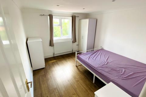 1 bedroom in a house share to rent, BEAUTIFUL DOUBLE ROOM | SINGLE FEMALE  | AVAILABLE  NOW, London E17