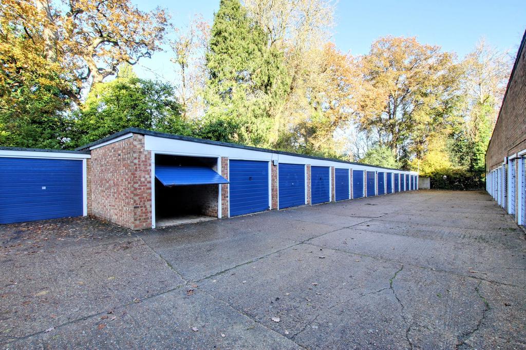 Paddockhall Road, Haywards Heath, RH16 2 bed apartment for sale £250,000