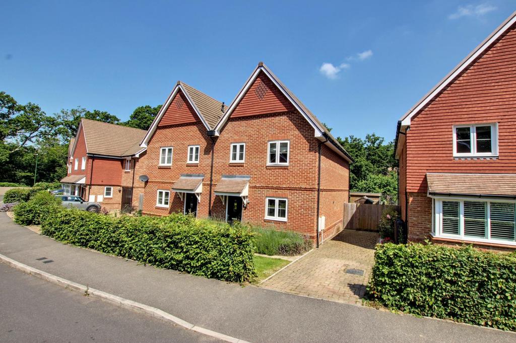 Gatesmead, Haywards Heath, RH16 3 bed semidetached house for sale £
