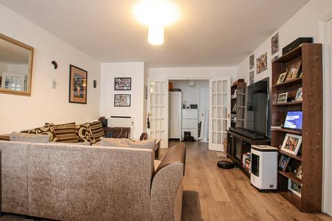 2 bedroom flat to rent, New Road, Mitcham, CR4