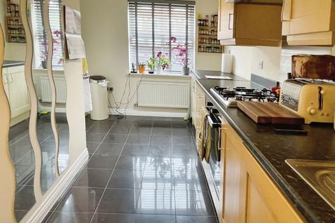 4 bedroom terraced house to rent, Stonemere Drive, Manchester