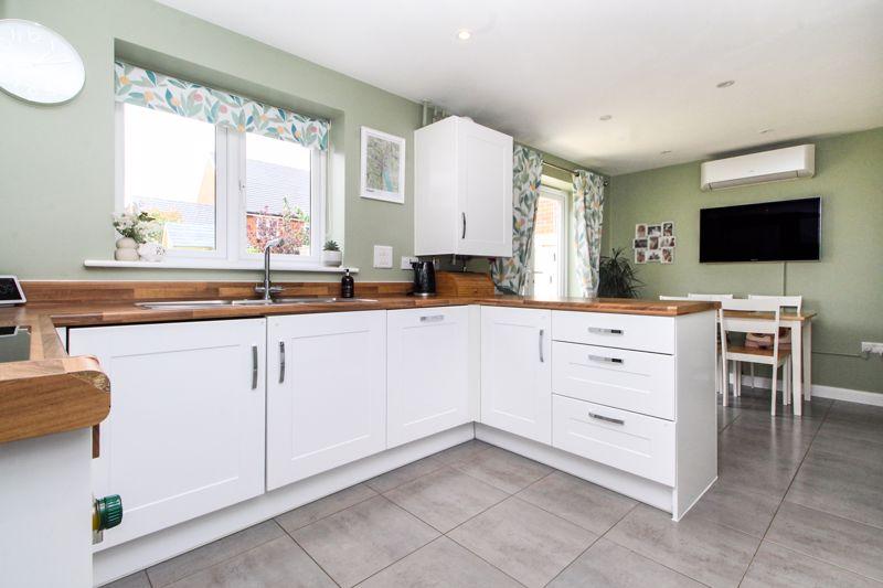 Seaforth Gardens, Bedford MK40 3 bed detached house for sale £390,000