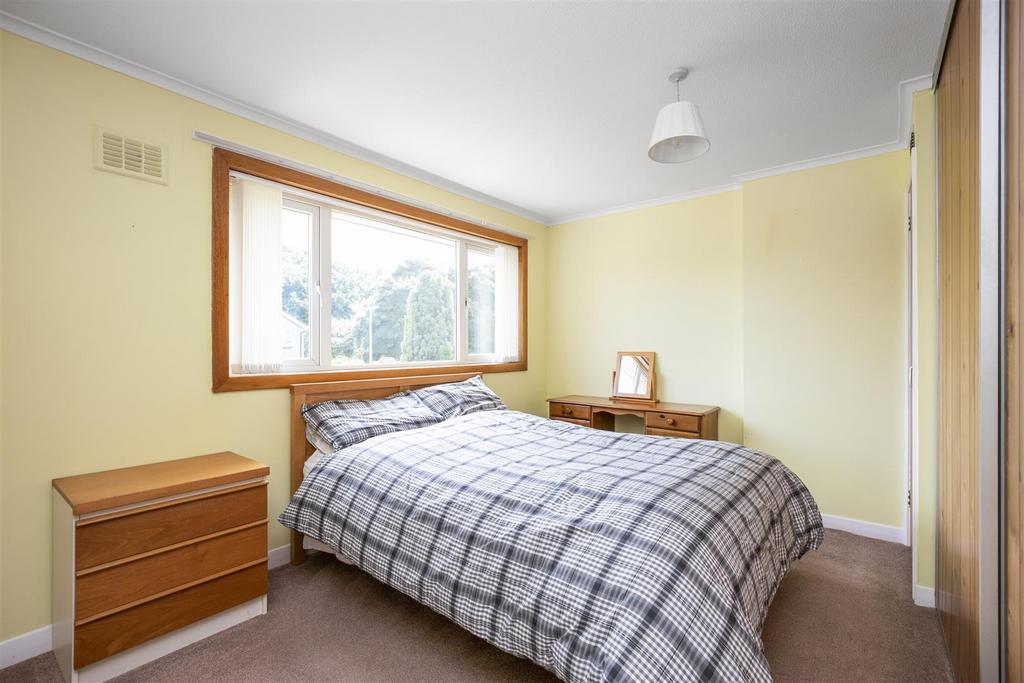 22 Broom Grove 16.jpg