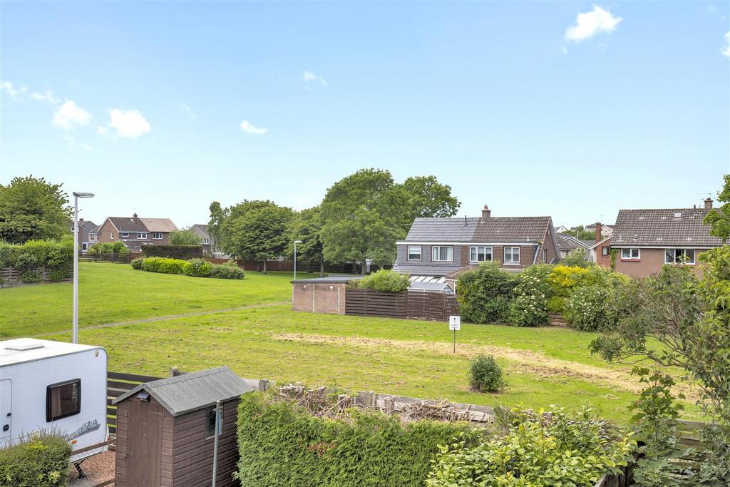 22 Broom Grove 1.jpg
