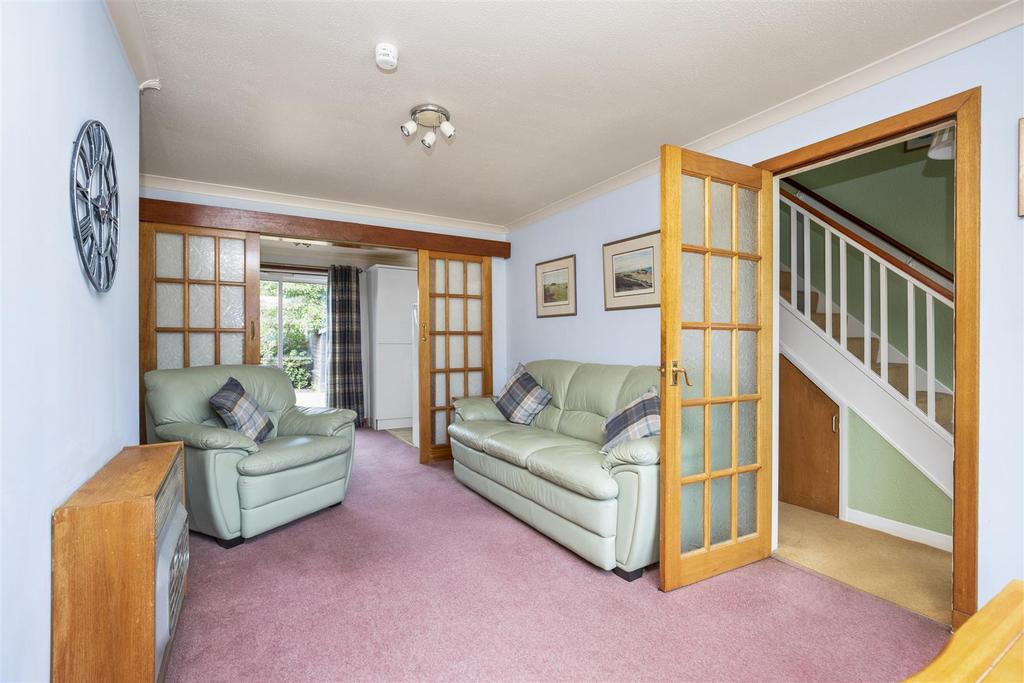 22 Broom Grove 7.jpg