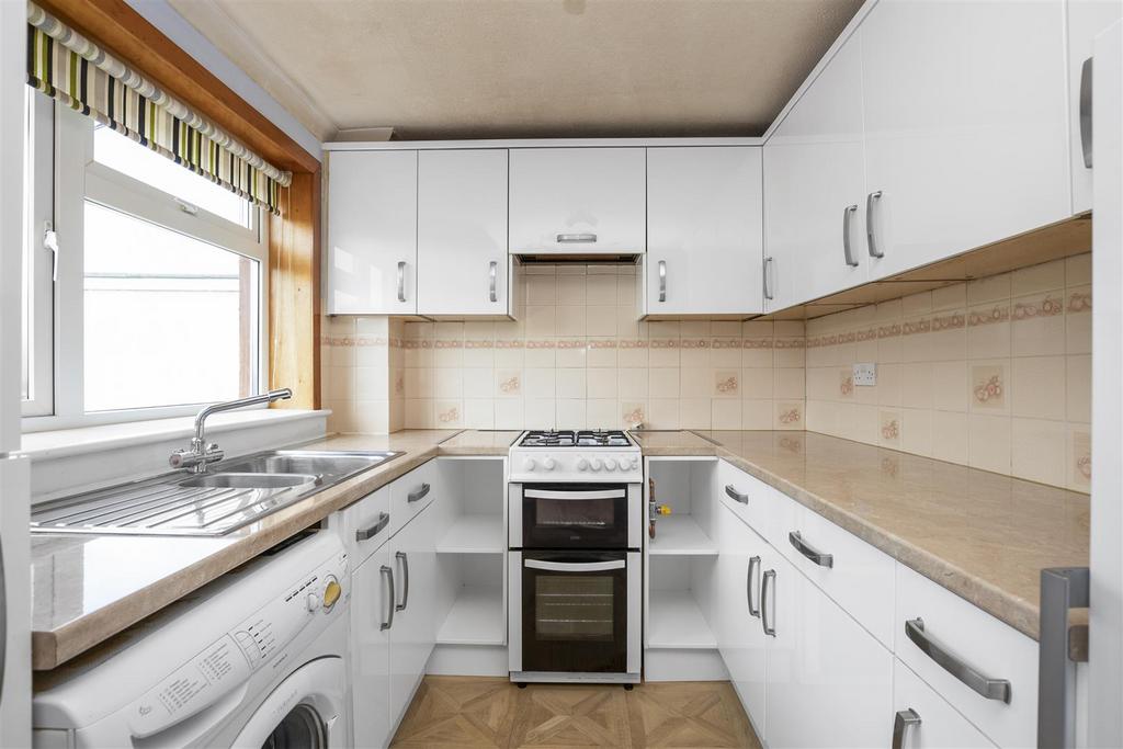 22 Broom Grove 10.jpg