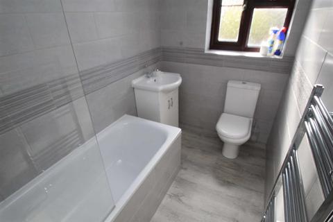 2 bedroom semi-detached house to rent, Oak Close, Weston Rhyn