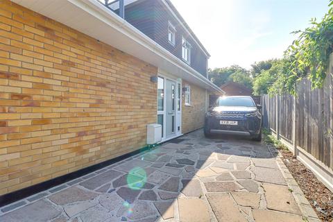 17 Bilton Road, Benfleet, SS7 2HQ