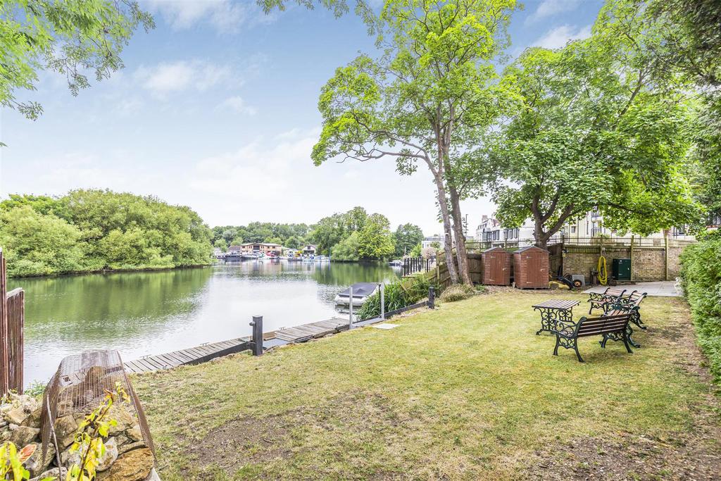 Russell Road, Shepperton, TW17 Land for sale £270,000