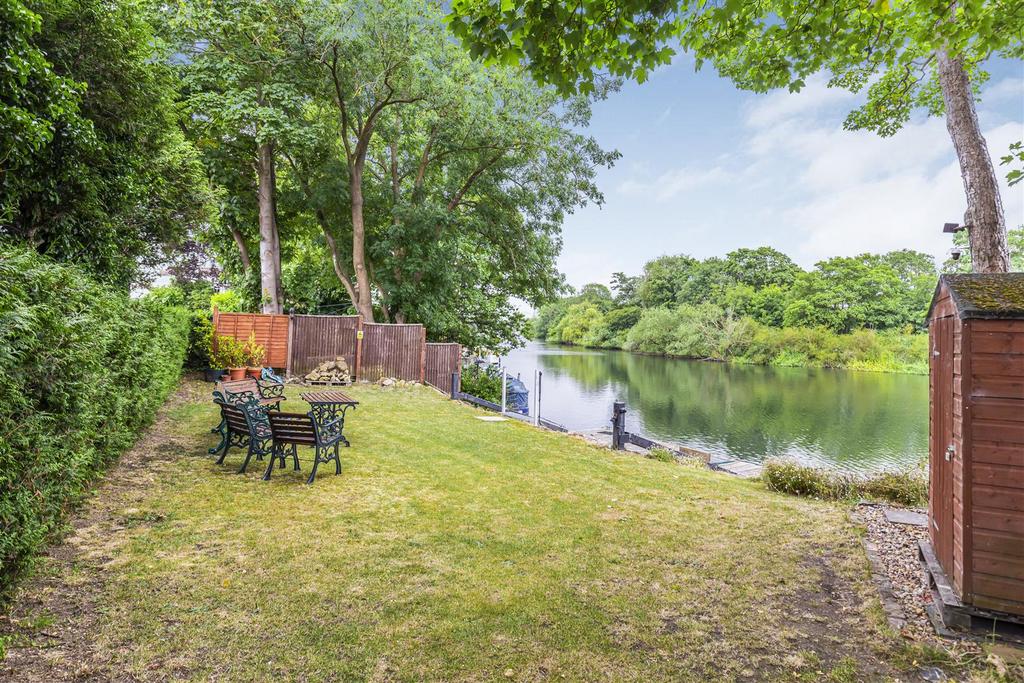 Russell Road, Shepperton, TW17 Land for sale £270,000