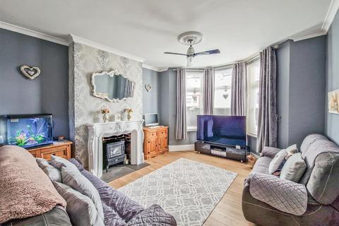 1 bedroom flat for sale, Silverdale Avenue, Westcliff-on-Sea SS0