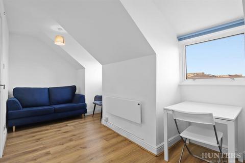 2 bedroom flat to rent, Tynemouth Road, London, N15