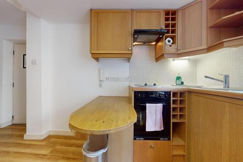 Studio to rent, Cartwright Gardens