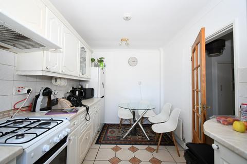 3 bedroom end of terrace house to rent, Waddington Road, London, E15
