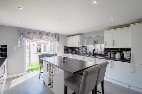 4 bedroom detached house for sale, Meadow Road, Catshill, Bromsgrove, Worcestershire, B61