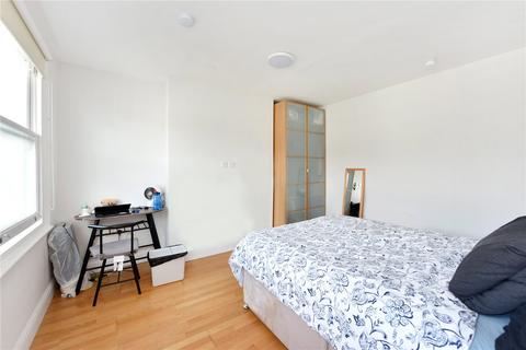 Studio to rent, Warbeck Road, London W12