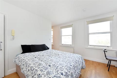 Studio to rent, Warbeck Road, London W12