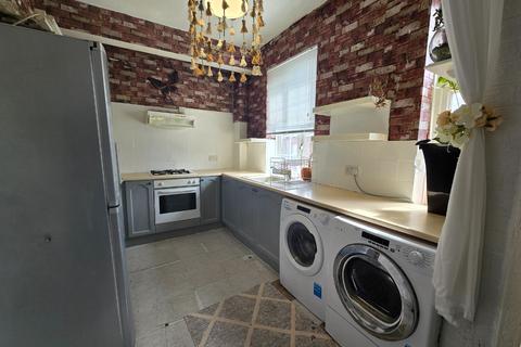 2 bedroom flat to rent, The Parade, High Street, Watford, Hertfordshire, WD17 1BS