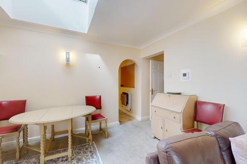 2 bedroom flat for sale, Lister Court, Cunliffe Road, Ilkley, LS29