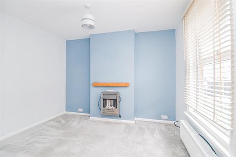 2 bedroom terraced house to rent, Wainscott Road