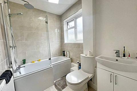 3 bedroom end of terrace house to rent, Holbrook Way, Bromley BR2