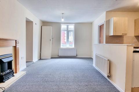 3 bedroom flat to rent, High Street, Felling NE10