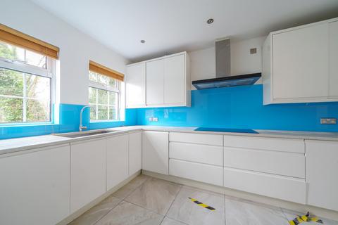 4 Roundwood, Chislehurst, BR7 5RQ