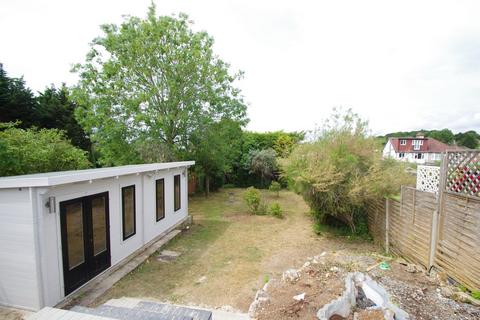 2 bedroom bungalow to rent, Lyndhurst Gardens, Pinner, HA5