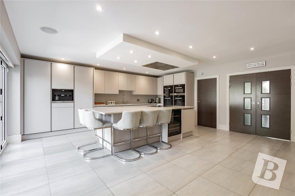 Harrow Drive, Hornchurch, RM11 7 bed detached house for sale £2,000,000