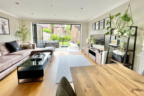 21 Beveren Close, Fleet, GU51 2UB
