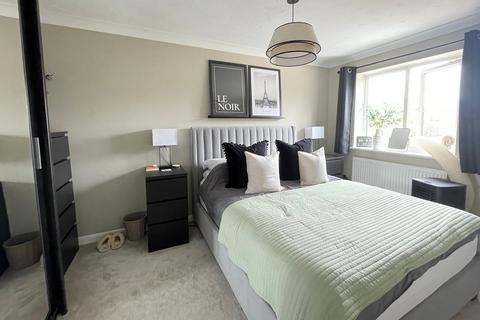 21 Beveren Close, Fleet, GU51 2UB